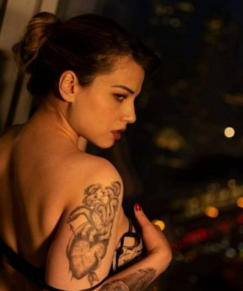 🔥 Живу в Москве, но готова приехать куда угодно для встречи с тобой. 💋 Раскрепощенная и открытая к новым экспериментам, я с удовольствием предлагаю полный спектр услуг: оральный, анальный и классический секс, ласки, массаж и многое другое. Каждая минута со мной будет наполнена страстью и наслаждением. 🌟 Обеспечу анонимность и конфиденциальность, чтобы наша встреча осталась лишь между нами. У меня есть отличные отзывы и фото, которые подтверждают мою сексуальность и красоту. Не теряй времени и смело пиши мне! Жду тебя, чтобы окунуться в мир удовольствия вместе. 💫 Александра
